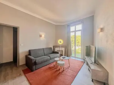 Coin salon dans l'établissement Cannes City Break - 2nd Floor - Sunny Balcony & Quiet Street