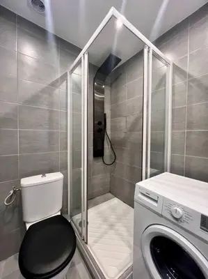 Salle de bains dans l'établissement Cannes City Break - 2nd Floor - Sunny Balcony & Quiet Street