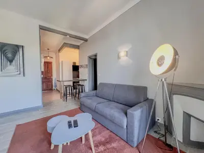 Coin salon dans l'établissement Cannes City Break - 2nd Floor - Sunny Balcony & Quiet Street