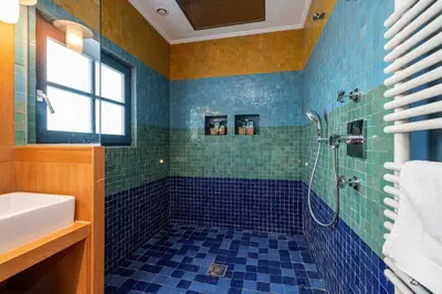Salle de bains dans l'établissement Stunning Juan Les Pins 5 bed Villa with Pool