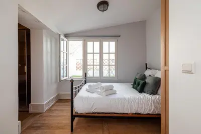 Un ou plusieurs lits dans un hébergement de l'établissement Stunning Juan Les Pins 5 bed Villa with Pool