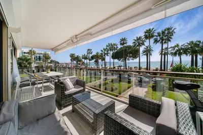 Coin salon dans l'établissement REF 1337 - Cannes Croisette - Sea view apartment for rent