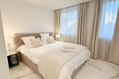 Un ou plusieurs lits dans un hébergement de l'établissement REF 1337 - Cannes Croisette - Sea view apartment for rent