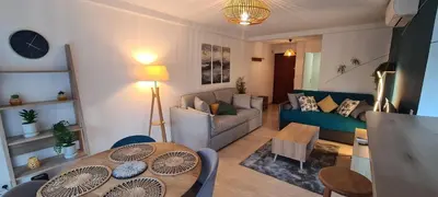Coin salon dans l'établissement Le Ptit Ecrin du Lerins