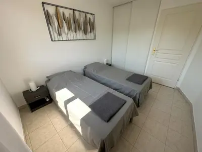 Un ou plusieurs lits dans un hébergement de l'établissement Superbe 3pièces, balcon, garage, clim, piscine