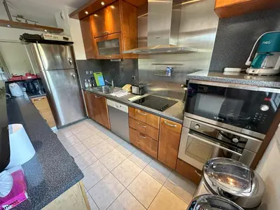 Cuisine ou kitchenette dans l'établissement Superbe 3pièces, balcon, garage, clim, piscine
