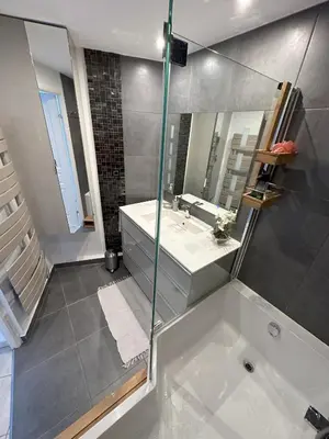 Salle de bains dans l'établissement Superbe 3pièces, balcon, garage, clim, piscine
