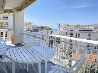 Balcon ou terrasse dans l'établissement Cannes proche Croisette - Appartement 3 Pièces vue mer terrasse Helv7