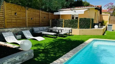 Piscine de l'établissement La villa de CK ou située à proximité