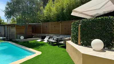 Piscine de l'établissement La villa de CK ou située à proximité