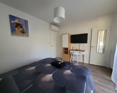 Télévision ou salle de divertissement dans l'établissement EDEN PARK T3