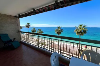 Vue générale sur la mer ou vue sur la mer prise depuis l'appartement