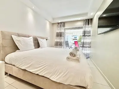 Un ou plusieurs lits dans un hébergement de l'établissement Cannes appartement 3 chambres - 8D