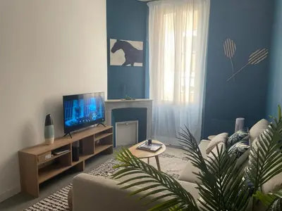Télévision ou salle de divertissement dans l'établissement Le contemporain - Golfe Juan - 5 min des plages - 10 min de Cannes!