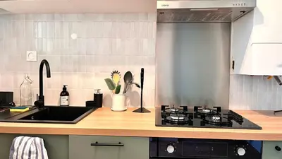 Cuisine ou kitchenette dans l'établissement L'Eden - Spacieux 3P Bord de Mer - Juans les Pins