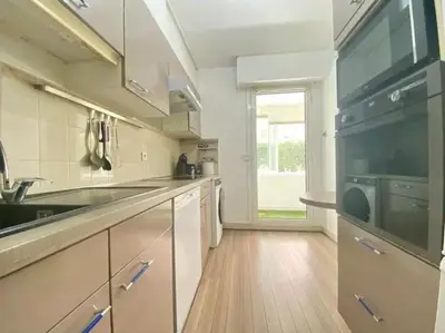 Cuisine ou kitchenette dans l'établissement Cannes Résidence Passy avec Piscine