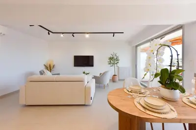 Télévision ou salle de divertissement dans l'établissement Luxury 1-Br apartment sea view parking
