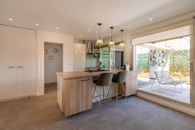 Cuisine ou kitchenette dans l'établissement LE SELI, Luxueux 2 pièces, centre d'Antibes