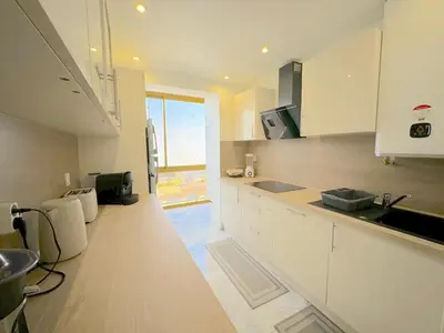 Cuisine ou kitchenette dans l'établissement Beau 3P à 4 min des plages centre Juan Les Pins