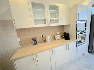 Cuisine ou kitchenette dans l'établissement Beau 3P à 4 min des plages centre Juan Les Pins