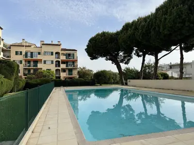 Piscine de l'établissement Superb apartment in provenzal residence with pool ou située à proximité