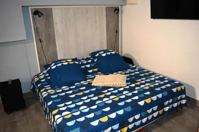 Un ou plusieurs lits dans un hébergement de l'établissement chambres d'hôtes en rez de villa avec piscine