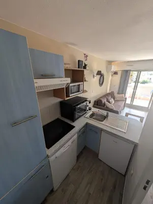 Cuisine ou kitchenette dans l'établissement Résidence de Vacances avec piscine & Transat, à 2 minutes de la mer -Bât n7 - 2 appartements côte à côte terrasse communicante selon les disponibilités