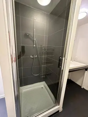 Salle de bains dans l'établissement Villa Constance 1 Antibes - Spacieux duplex avec jardin