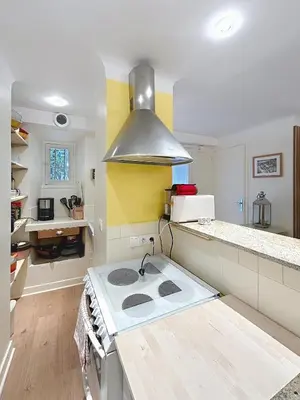 Cuisine ou kitchenette dans l'établissement Les Fleurs