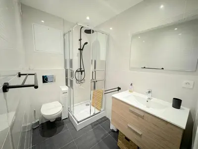 Salle de bains dans l'établissement Ravissant T1 au bord de l'eau Juan Les Pins