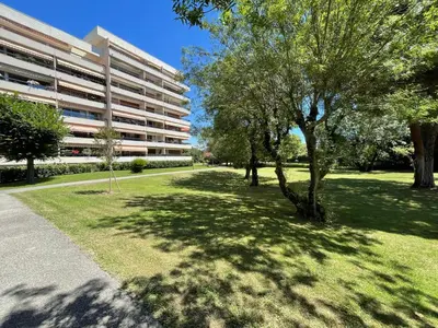 Jardin de l'établissement grand appartement 74m2 refait à neuf à 5mn de la mer dans grand parc botanique