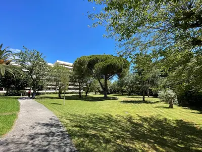 Jardin de l'établissement grand appartement 74m2 refait à neuf à 5mn de la mer dans grand parc botanique