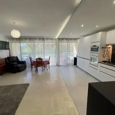 grand appartement 74m2 refait à neuf à 5mn de la mer dans grand parc botanique