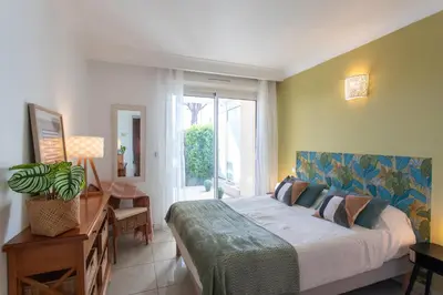 Un ou plusieurs lits dans un hébergement de l'établissement A13 - Staywiz us -1 BDR Garden floor Fontonne - AC, Pool & Parking