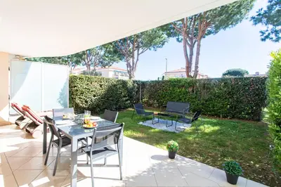 Jardin de l'établissement A13 - Staywiz us -1 BDR Garden floor Fontonne - AC, Pool & Parking