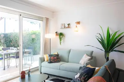 Coin salon dans l'établissement A13 - Staywiz us -1 BDR Garden floor Fontonne - AC, Pool & Parking