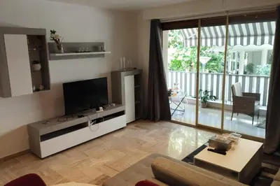 Télévision ou salle de divertissement dans l'établissement Air-conditioned Apartment of 90 m2 only 200 meters away from the Croisette