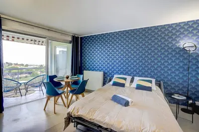 Un ou plusieurs lits dans un hébergement de l'établissement Studio vue mer, piscine - tennis