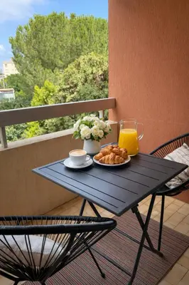 Balcon ou terrasse dans l'établissement Superbe studio coin nuit Piscine et Tennis