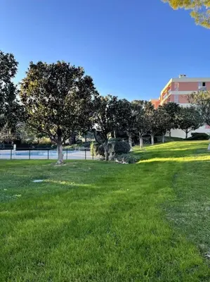 Jardin de l'établissement Superbe studio coin nuit Piscine et Tennis
