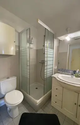 Salle de bains dans l'établissement Superbe studio coin nuit Piscine et Tennis