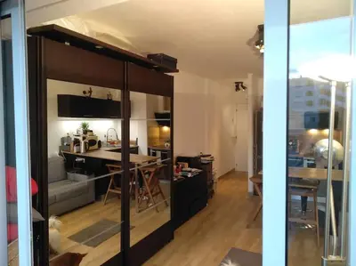 Coin salon dans l'établissement Studio neuf climatisé au cœur de Juan-les-Pins