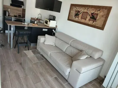 Cuisine ou kitchenette dans l'établissement Studio neuf climatisé au cœur de Juan-les-Pins