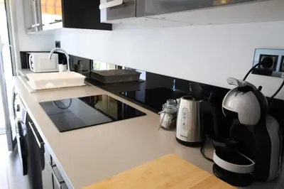 Cuisine ou kitchenette dans l'établissement Spacieux 2 pièces avec terrasse, clim et parking