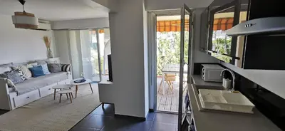 Cuisine ou kitchenette dans l'établissement Spacieux 2 pièces avec terrasse, clim et parking