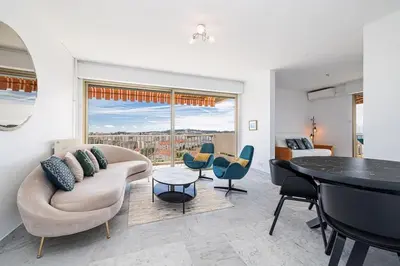 Coin salon dans l'établissement Elegant 2 Bed Apt with Pool in Juan Les Pins