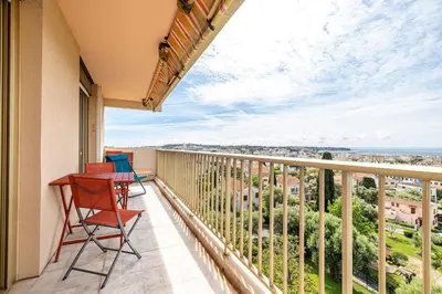 Balcon ou terrasse dans l'établissement Elegant 2 Bed Apt with Pool in Juan Les Pins