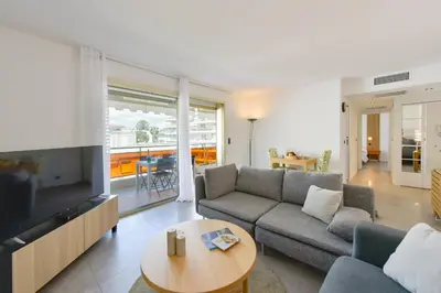 Coin salon dans l'établissement Renovated 1Br apartment terrace walk to beach