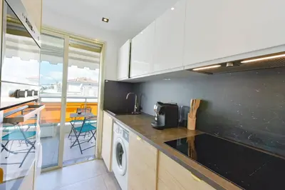 Cuisine ou kitchenette dans l'établissement Renovated 1Br apartment terrace walk to beach