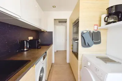 Cuisine ou kitchenette dans l'établissement Renovated 1Br apartment terrace walk to beach